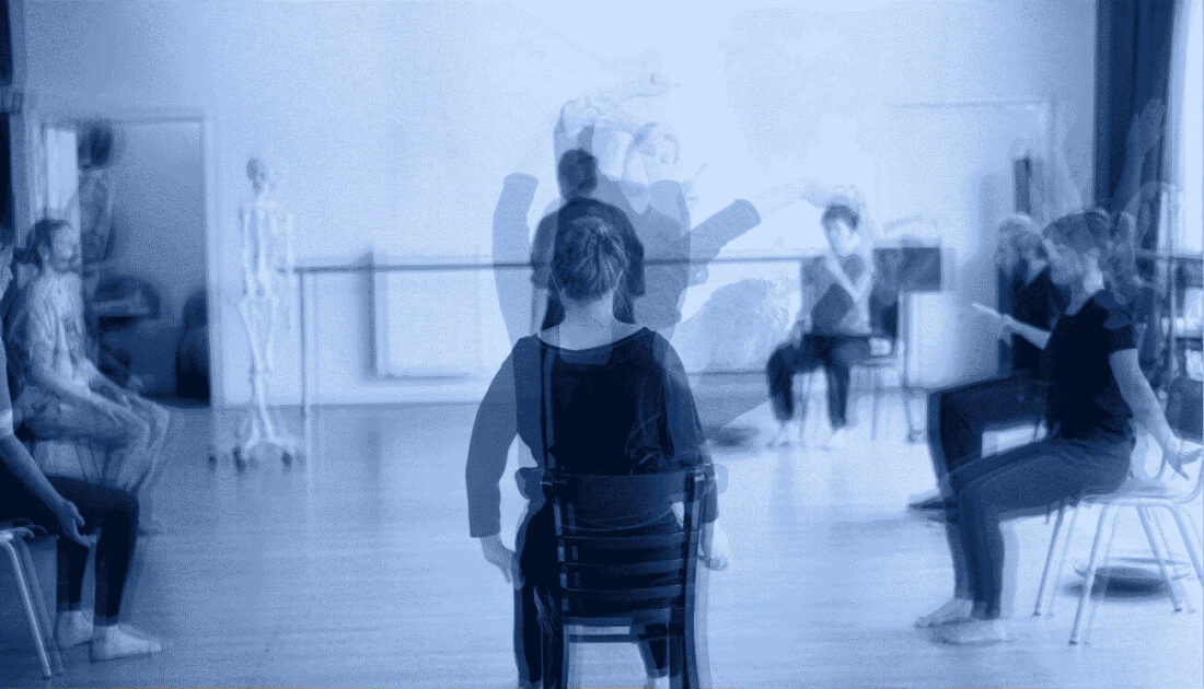 Lichamelijk Artistiek Bewustzijn - foto van een les door Magda Thielemans waarbij de bewegingen van de deelnemer vervaagd zijn